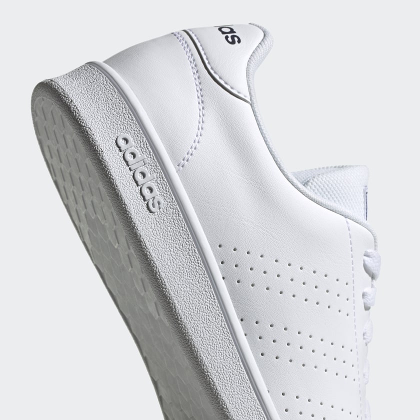 Ténis branco Adidas com sola e parte superior em branco e detalhes perfurados