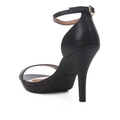 Sandália feminina preta de salto alto fino com tira no tornozelo e tira sobre os dedos