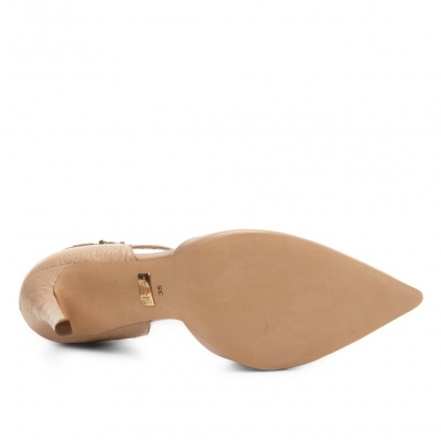 Sola do sapato feminino bege com salto fino e etiqueta número 35