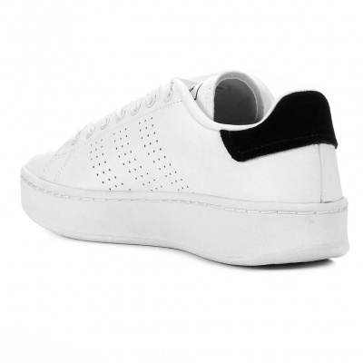 Ténis branco com detalhe preto e padrão de furos laterais