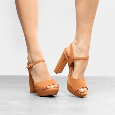 Sandálias de salto alto castanho claro com plataforma, tiras cruzadas e fivela no tornozelo