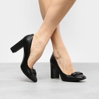 Sapatos de salto alto pretos em couro com laço e salto grosso