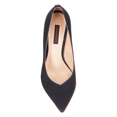Sapato de salto alto preto com bico fino e etiqueta 'PEDRO MIRALLES'