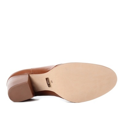 Sola de sapato castanho com salto baixo visto debaixo