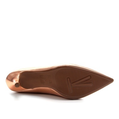 Sapato de salto alto cobre metálico visto de baixo