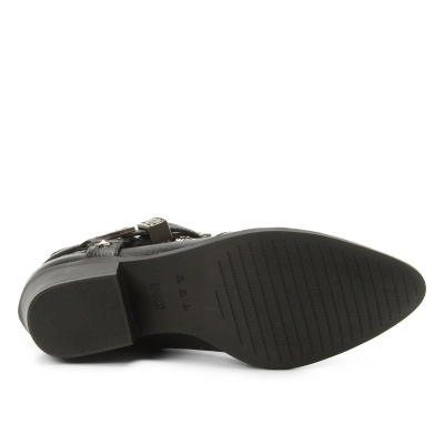 Sola preta de sapato com tacão quadrado baixo, riscas finas, em fundo branco