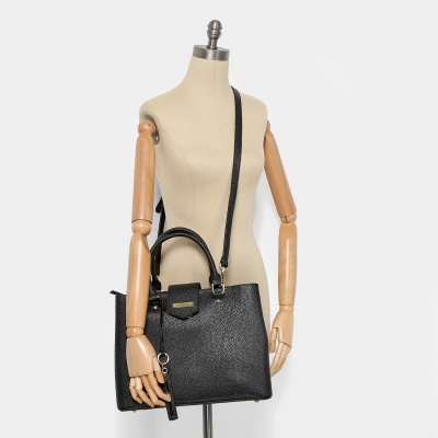 Mala preta de couro sintético com bolso frontal e alças em manequim