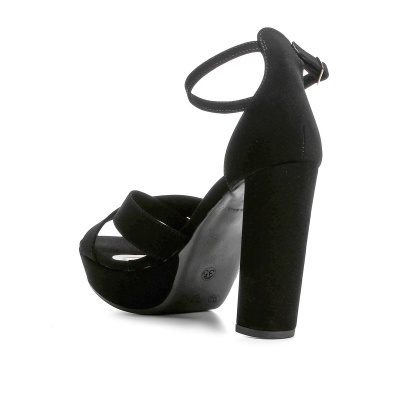 Sandália preta de salto alto largo com tira no tornozelo.