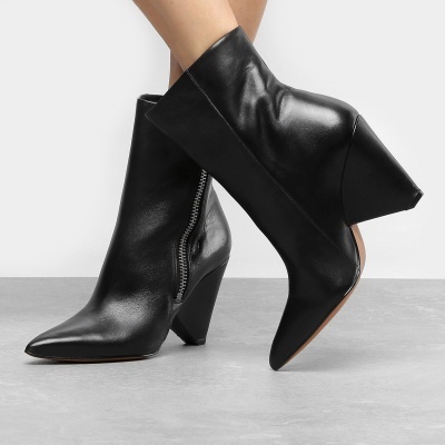 Botas pretas em pele com salto médio e fecho de correr lateral.