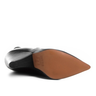 Sola de bota preta com sola castanha e texto gravado