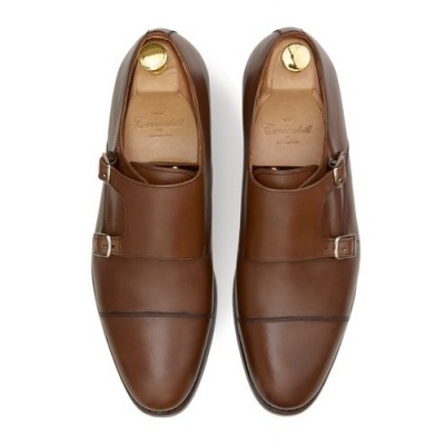 Sapatos masculinos de couro castanho com fivela dupla vistos de cima