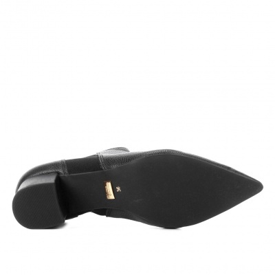 Sapato preto de salto baixo com sola visível