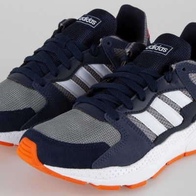 Par de sapatilhas adidas cinzento, azul escuro e branco com sola laranja
