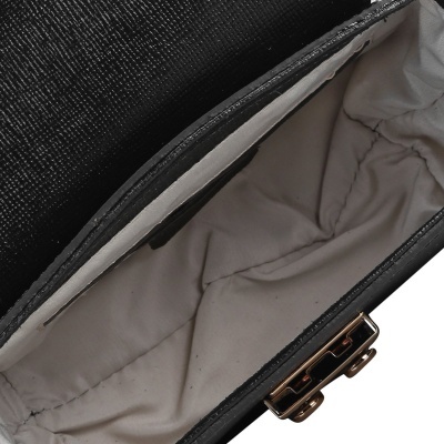 Interior de mala preta com forro bege e bolso interno