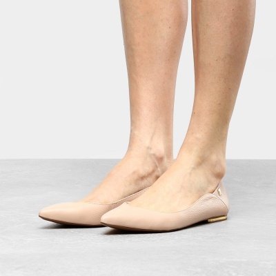 Sapatilhas femininas bege com biqueira fina e salto baixo