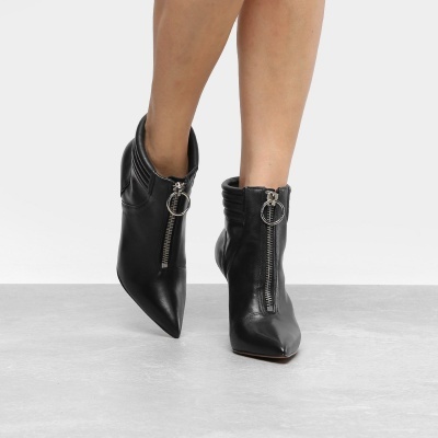 Botins pretos de pele com fecho de correr prateado e argola, bico fino