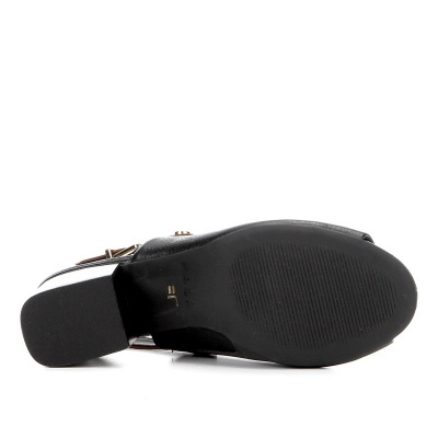 Sola preta antiderrapante de sapato com salto largo em fundo branco