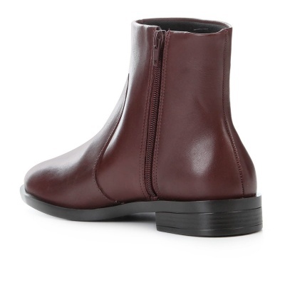 Bota castanha em couro com fecho de correr lateral e sola preta