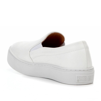 Tênis slip-on branco em couro com sola branca e etiqueta SANTA LOLLA