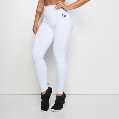 Leggings brancas com logótipo 'hb' e ténis pretos