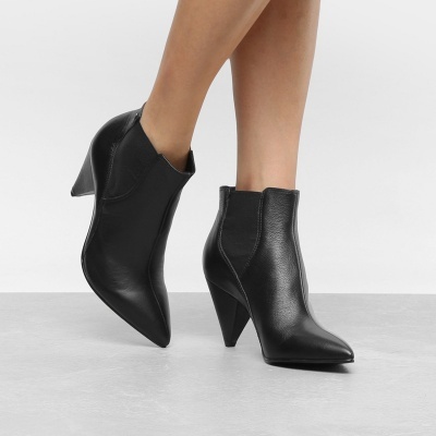 Botins pretos de salto alto em pele com bico fino