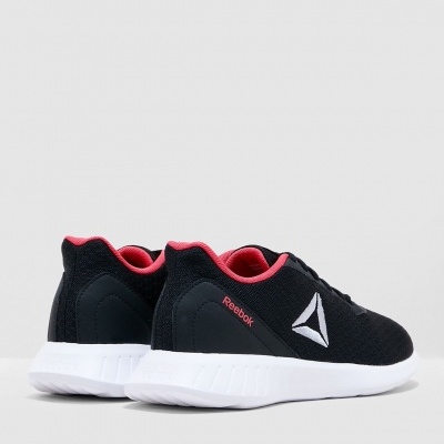 Ténis desportivos Reebok pretos com sola branca e interior vermelho