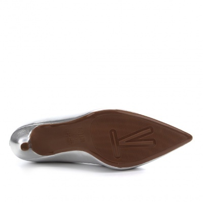 Sola de sapato de salto alto prata com sola castanha e padrão 'K'