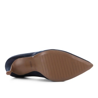 Sapato feminino de salto alto azul escuro visto pela sola