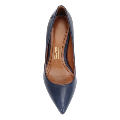Sapato de salto alto azul escuro com bico fino e interior castanho.