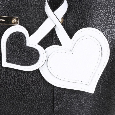 Mochila preta com corações brancos em pele pendurados