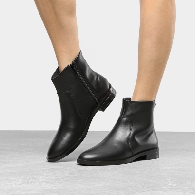 Botas pretas em pele lisa com fecho lateral e sola preta