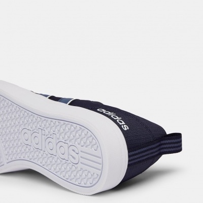 Ténis Adidas azul escuro com sola branca e logo 'adidas'