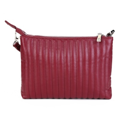 Bolsa pequena borgonha com textura matelassê e fecho de zíper prateado