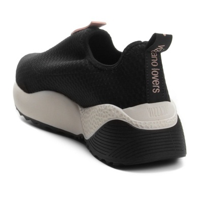 Tênis desportivo preto com sola branca e preta e alça traseira com texto