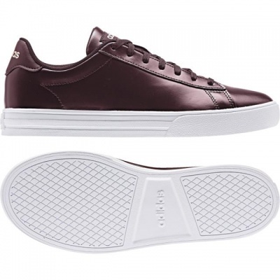 Ténis Adidas castanho com sola branca e logotipo