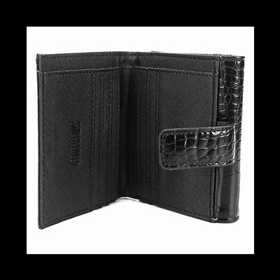 Carteira masculina preta com textura lisa e padrão crocodilo brilhante na aba