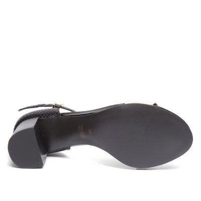 Sandália preta com sola lisa e salto quadrado