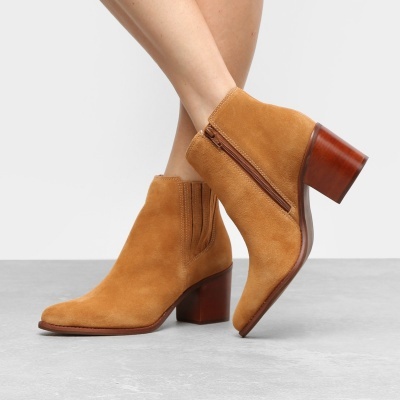 Botins castanhos em pele camurça com salto quadrado de madeira e fecho lateral