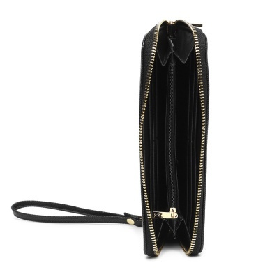 Carteira preta com fecho dourado aberta vista lateralmente