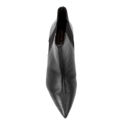 Bota ou sapato feminino preto em pele texturada com bico pontiagudo