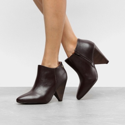 Botins de senhora castanhos de pele com salto em madeira