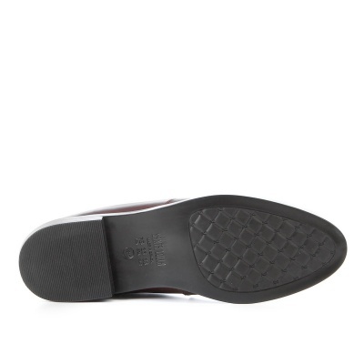 Sola preta de sapato social com padrão antiderrapante