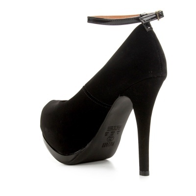 Tacão alto preto com tira de couro e fivela