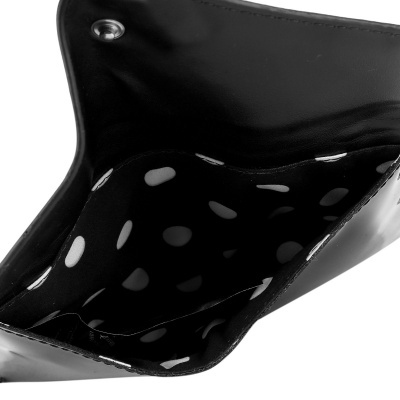 Interior de bolsa preta com forro de bolinhas brancas