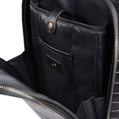 Mochila preta com interior forrado e bolso para computador portátil