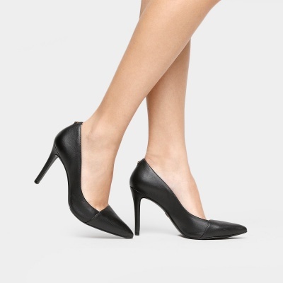 Tacões altos pretos de couro com bico fino em fundo branco