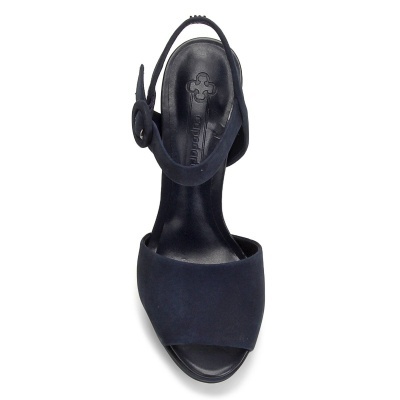 Sandália preta de salto alto com tira larga à frente e tira com fivela no tornozelo