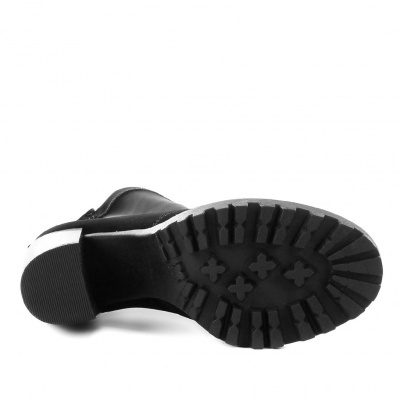 Sola de bota preta com padrão antiderrapante e faixa branca no salto