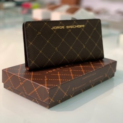 Carteira castanha Jorge Bischoff com padrão de linhas e caixa correspondente.