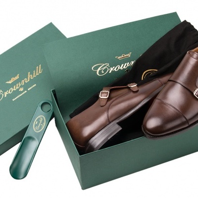 Sapatos de couro castanho com fivelas, caixa verde Crownhill, escova e saco preto